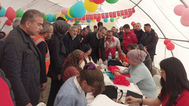 Bakan Özer, çadır sınıfları ziyaret etti