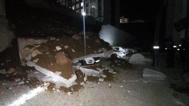 Yozgat’ta istinat duvarı çöktü… 11 otomobil enkaz altında kaldı