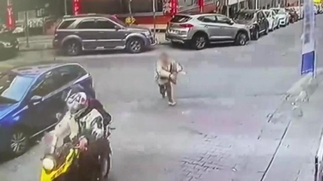 Sokak ortasında neye uğradığını şaşırdı! Peşlerinden böyle koştu… O anlar kamerada