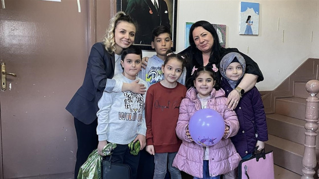 Depremi yaşayan çocuklar “Geleceğin Işıkları” sınıfında duygularını resmediyor