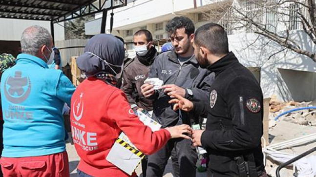 Sağlık Bakanlığı ekiplerinden enkazda çalışanlara “maske” uyarısı