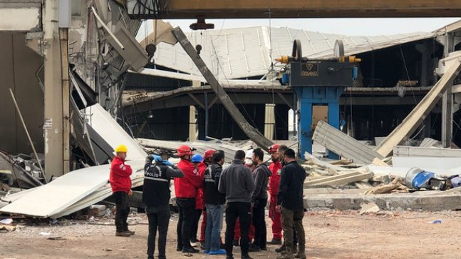 Kahramanmaraş’ta depremde hasar alan metal fabrikası çöktü: 1 ölü 4 yaralı