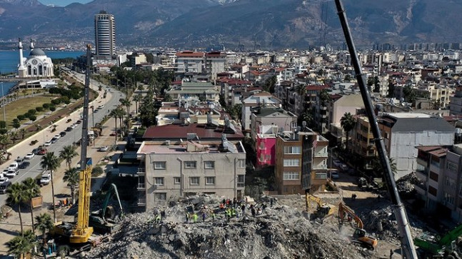 Şehrin başka yerinde yıkılan binaların molozu sahil şeridine dökülüyor yalanı