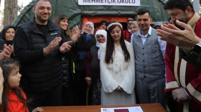 Kahramanmaraş’taki çadır kentte ilk nikah! “Umut olsun diye evlendik”