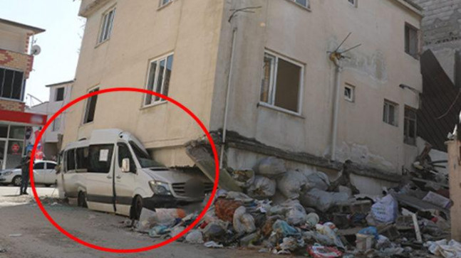 Kahramanmaraş’ta şaşkına çeviren görüntü! Depremde binanın yıkılmasını minibüs önledi