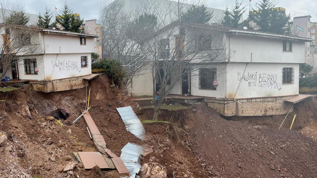 Ataşehir’de büyük panik! İnşaatın istinat duvarı, bitişik evin bahçesiyle çöktü