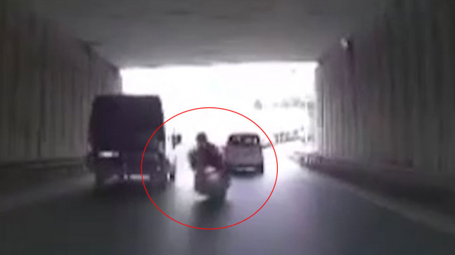 Ataşehir’de panelvanı sollayan motosikletli, önündeki ticari araca çarpıp yere savruldu