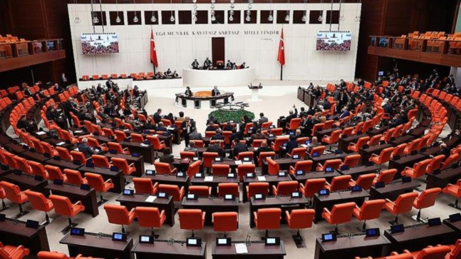 Son Dakika: Emeklilikte yaşa takılanlara ilişkin kanun Meclis’te kabul edildi