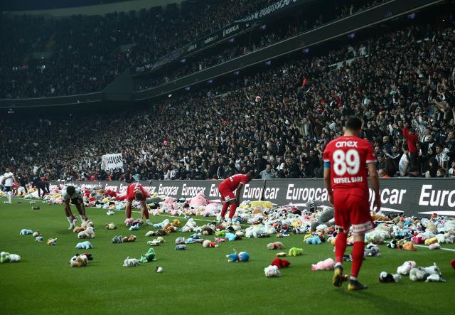 Koyu Galatasaraylı olan İrem Derici, Beşiktaş maçına gitti! Tarihi anda ağlamaktan helak oldu