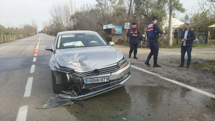 Bursa'da depremzedelerin bulunduğu araç otomobille çarpıştı