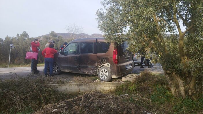 Bursa'da depremzedelerin bulunduğu araç otomobille çarpıştı