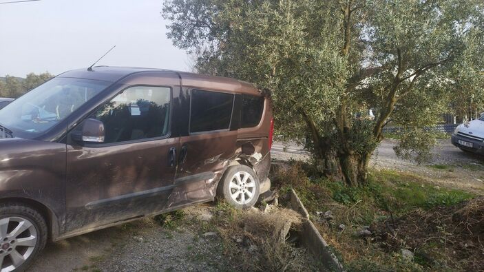 Bursa'da depremzedelerin bulunduğu araç otomobille çarpıştı