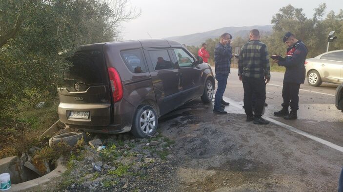 Bursa'da depremzedelerin bulunduğu araç otomobille çarpıştı