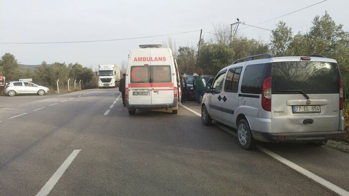 Bursa'da depremzedelerin bulunduğu araç otomobille çarpıştı