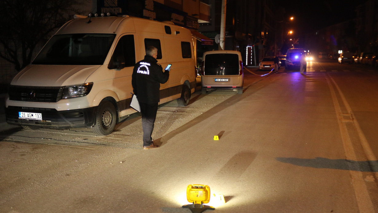 Eskişehir'de gece yarısı silahlar patladı: 1'i ağır, 2 yaralı