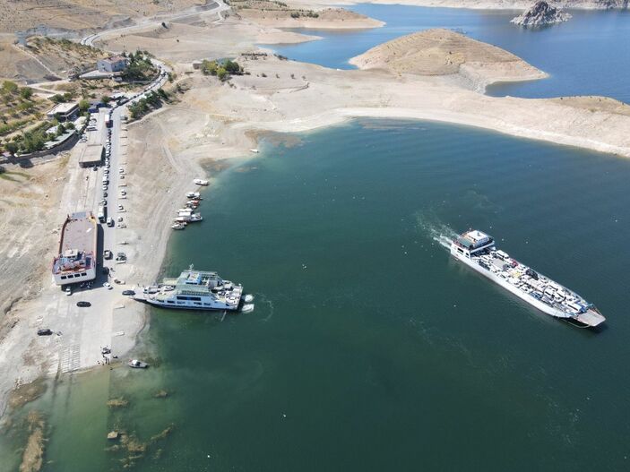 Tunceli Pertek'te feribot iskelesindeki araç kuyruğu 2 kilometreyi aştı -4