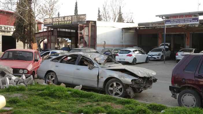 Depremlerin ardından araçlardaki hasarlar... Enkaz bölgelerinden sanayiye taşınıyor