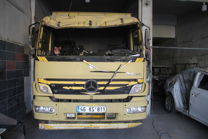 Depremlerin ardından araçlardaki hasarlar... Enkaz bölgelerinden sanayiye taşınıyor