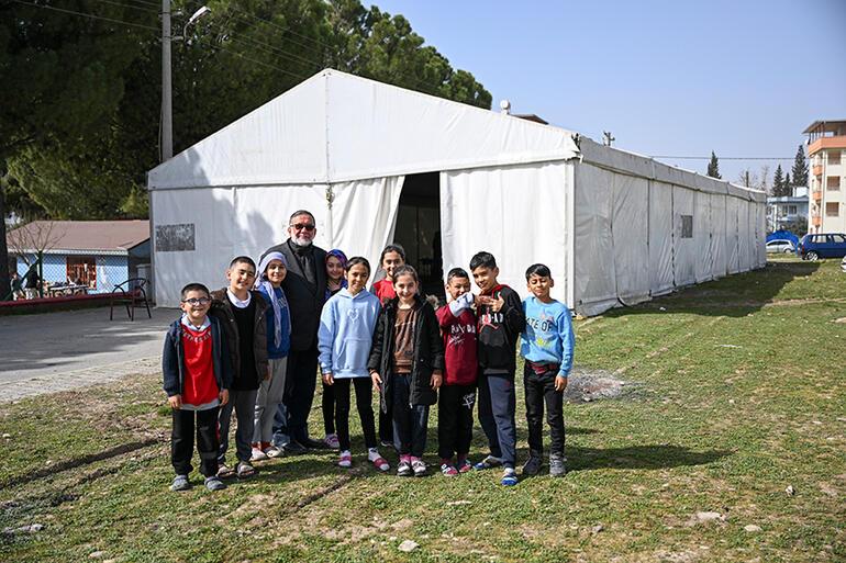 Emekli imam “Ali Baba’nın Çitfliği” ile çocukların yüzünü güldürüyor