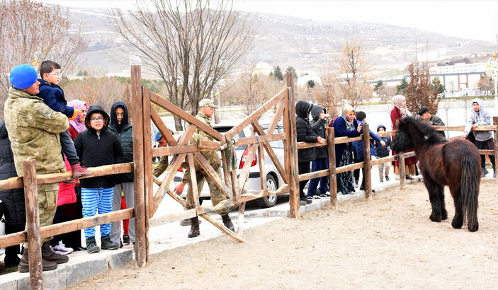 Mehmetçik Malatya'da çadır kentte... Çocuklarla hayvat bahçesini gezdi