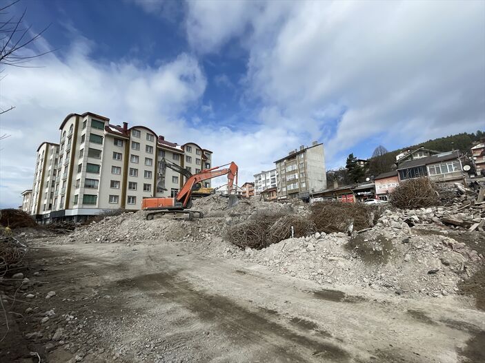 Bolu'da fay hattı üzerindeki binalar yıkılıyor