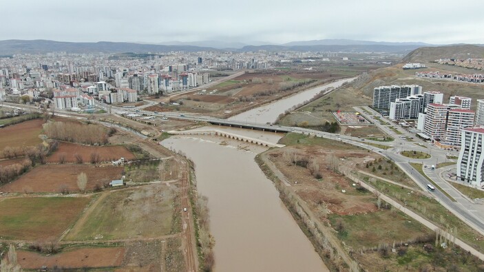 Kızılırmak çamura bulandı