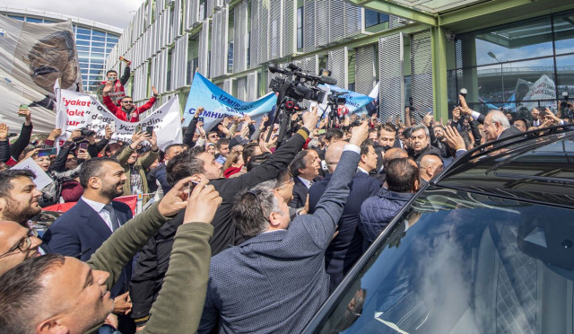 İzmir'de Kılıçdaroğlu'nu karşılayan grubun açtığı pankart dikkat çekti! Hoş geldiniz Cumhurbaşkanım