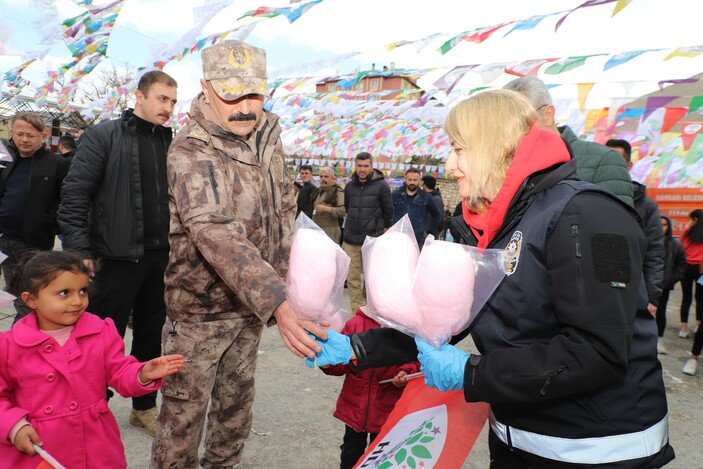 Diyarbakır'da Nevruz Bayramı kutlaması! Polise taşla saldırdılar