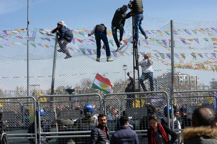 Diyarbakır'da Nevruz Bayramı kutlaması! Polise taşla saldırdılar