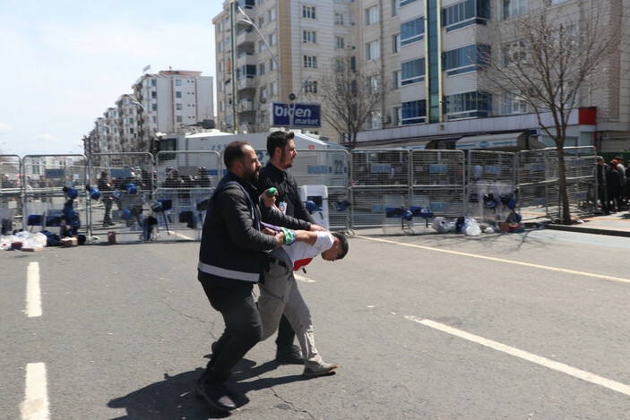 Diyarbakır'da Nevruz Bayramı kutlaması! Polise taşla saldırdılar