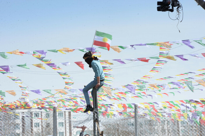 Diyarbakır'da Nevruz Bayramı kutlaması! Polise taşla saldırdılar