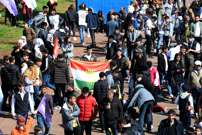 Diyarbakır'da Nevruz Bayramı kutlaması! Polise taşla saldırdılar