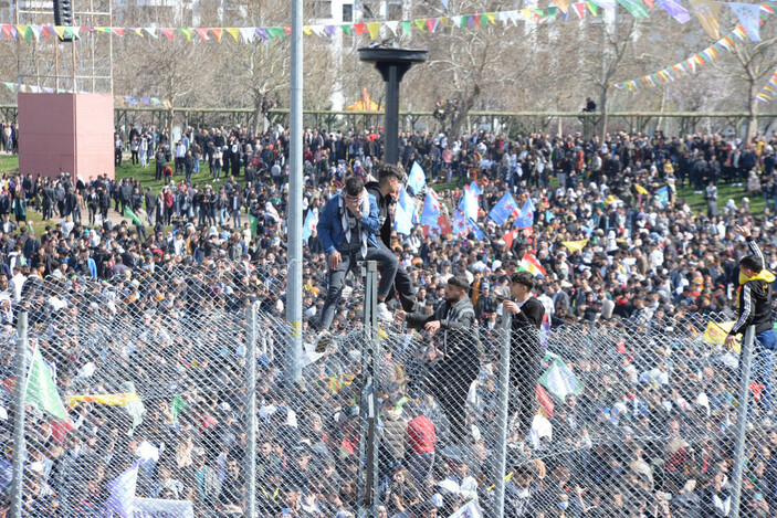 Diyarbakır'da Nevruz Bayramı kutlaması! Polise taşla saldırdılar