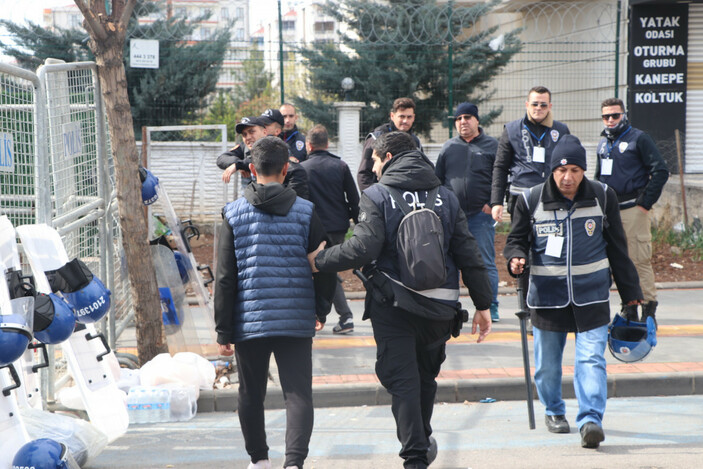 Diyarbakır'da Nevruz Bayramı kutlaması! Polise taşla saldırdılar