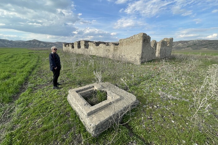 Keban Baraj Gölü'nde su çekildi: 83 yıllık tren istasyonu ortaya çıktı