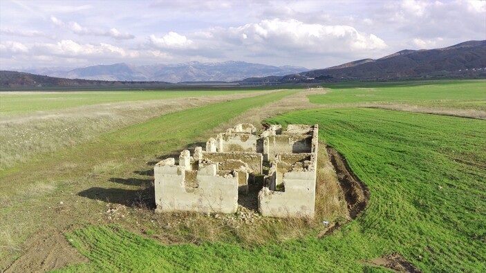 Keban Baraj Gölü'nde su çekildi: 83 yıllık tren istasyonu ortaya çıktı