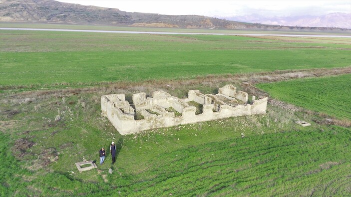 Keban Baraj Gölü'nde su çekildi: 83 yıllık tren istasyonu ortaya çıktı