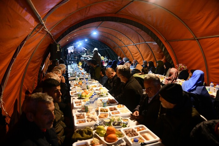 Çevre, Şehircilik ve İklim Değişikliği Bakanı Kurum, depremzedelerle Mehmetçik çadırında iftar yaptı