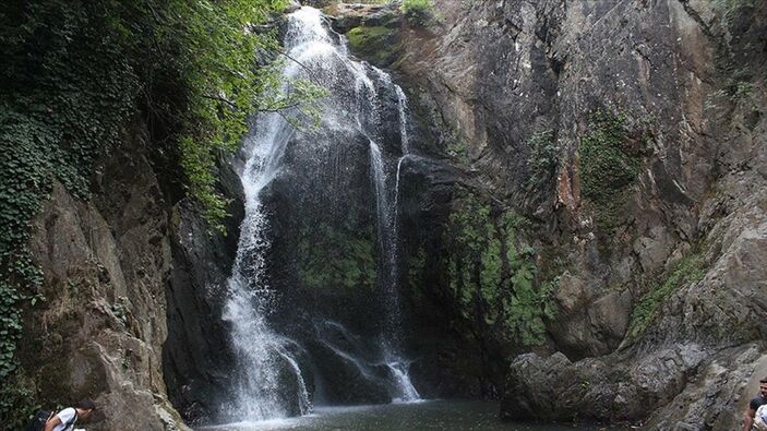 Bursa'daki şelale turistlerin ilgi odağı oldu