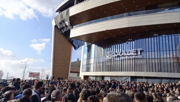 CHP'liler Saadet Partisi Genel Merkezi önünde İzmir Marşı söyledi