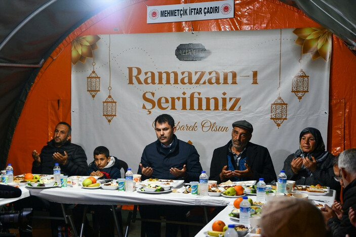 Çevre, Şehircilik ve İklim Değişikliği Bakanı Kurum, depremzedelerle Mehmetçik çadırında iftar yaptı