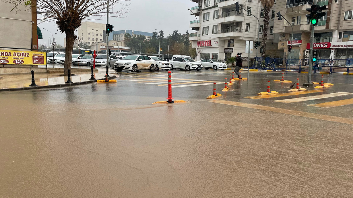 Felaketleri art arda yaşayan Şanlıurfa'yı sağanak esir aldı