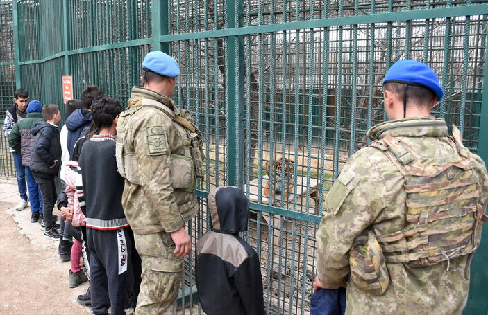 Mehmetçik Malatya'da çadır kentte... Çocuklarla hayvat bahçesini gezdi