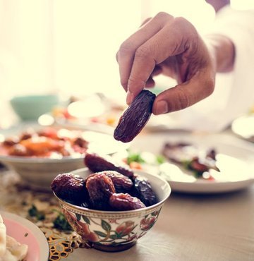 İslam alemi için oldukça önemli bir yere sahip olan Ramazan ayına sayılı günler kala oruç tutacaklar için hazırlıklar başladı. Ramazan ayında yapılması gerekenlerin yanı sıra öncesinde de dikkat edilmesi gereken bazı durumlar bulunmaktadır. Peki Ramazan ayına nasıl hazırlanılır? Oruç öncesi neler yapılmalıdır? 