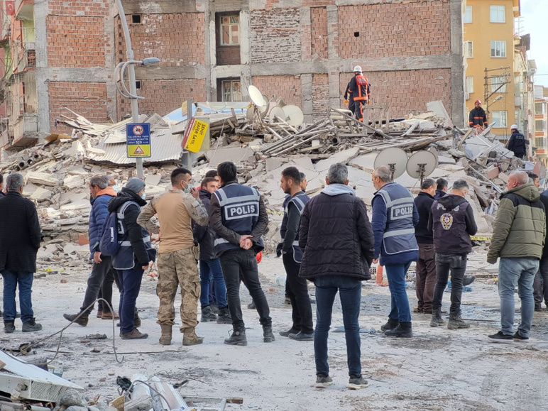Malatya'da 5 katlı bina çöktü - Resim : 1