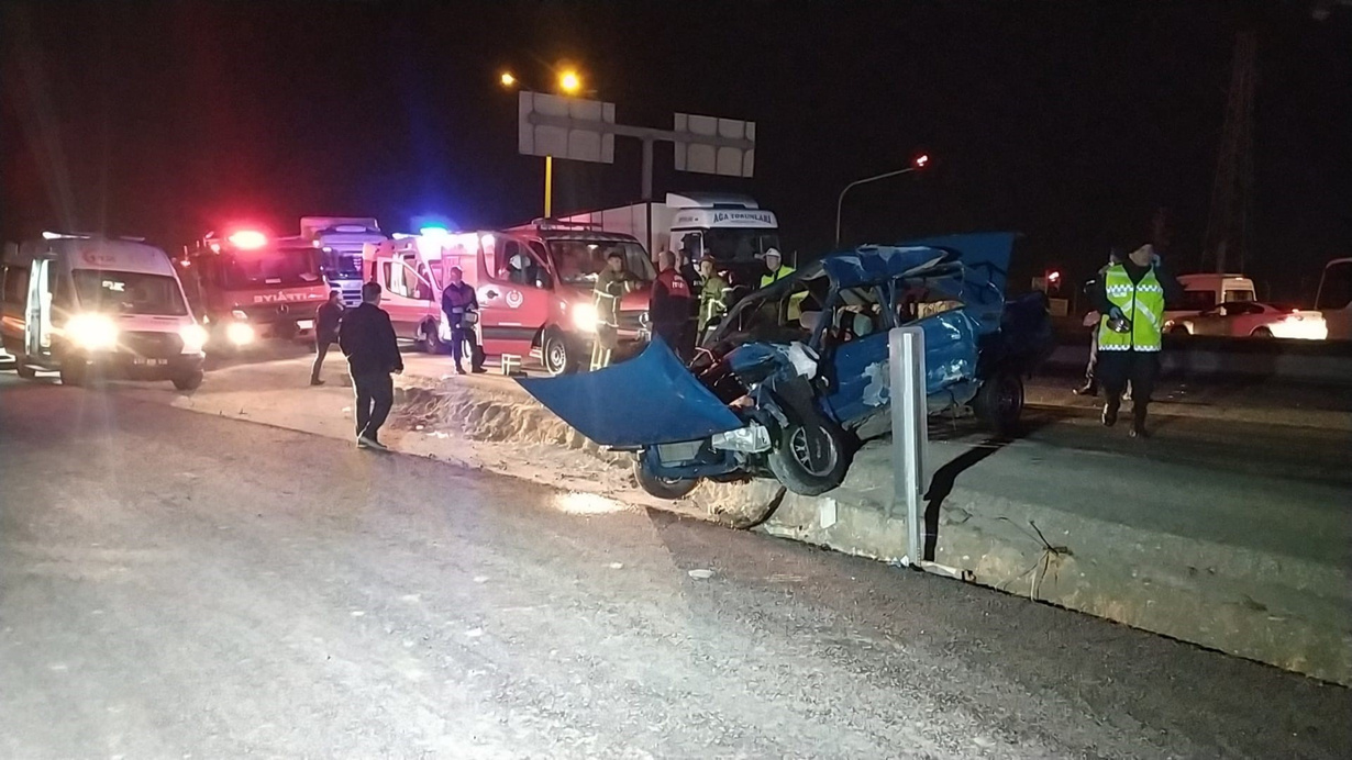 Uşak'ta otomobil ile TIR'ın birbirine girdiği feci kaza: 1 ölü, 3 yaralı