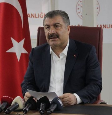 Bakan Koca, Devlet Hizmeti Yükümlüsü olarak görev yapan Tabip, Anadal Uzman Tabip ve Yandal Uzman Tabiplerinin 4924 sayılı Kanun kapsamında sözleşmeli pozisyona geçmelerinin yükümlülük sürelerinin bitimine 6 ay kalması şartına bağlandığını açıkladı