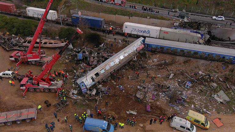 Yunanistandaki facia geceyi gündüz yaptı Vagon sıcaklığı 1300 dereceye çıktı